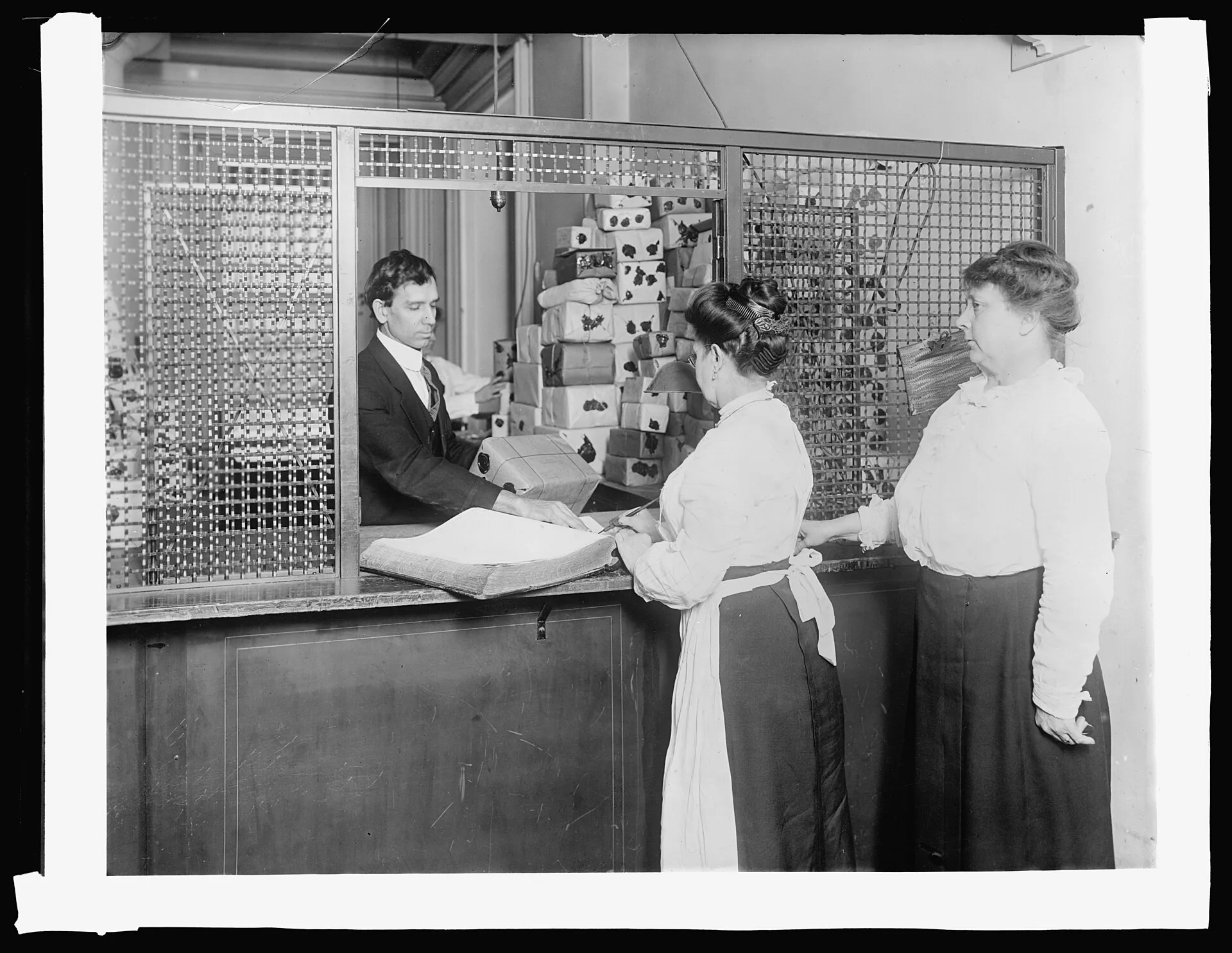 Title: Treasury Dept. Ofc. U.S. Treasury, Express Clerks Cage, money to be redeemed, delivered from this cage to counters for verification, [1914] Abstract/medium: 1 negative : glass ; 8 x 6 in. Business name search directory: what each register holds